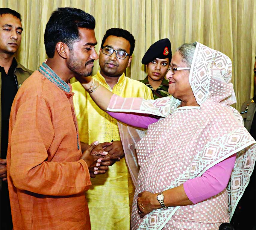 Prime Minister Sheikh Hasina shows adoring newly elected VP of DUCSU Nurul Haq Nur at Ganobhaban on Saturday. GS Golam Rabbani also seen in the picture.
