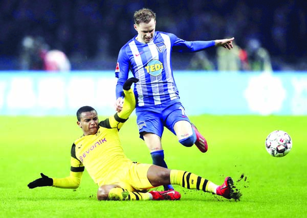 Hertha's Ondrej Duda (right) and Dortmund's Manuel Akanji (left) challenge for the ball during the German Bundesliga soccer match between Hertha BSC Berlin and Borussia Dortmund in Berlin, Germany on Saturday.