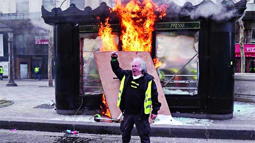 Protesters in Paris lit fires and vandalised buildings as violence flared once more.