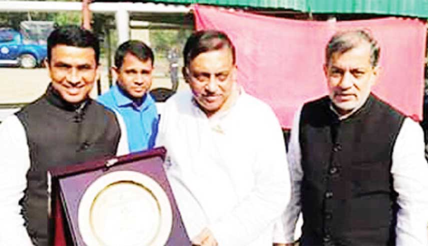 Promoter of Girichaya Tourism Complex Md Jamiruddin Parvez handing over crest to the Home Minister Asaduzzaman Khan Kamal during his visit in Giri Chaya on Thursday.