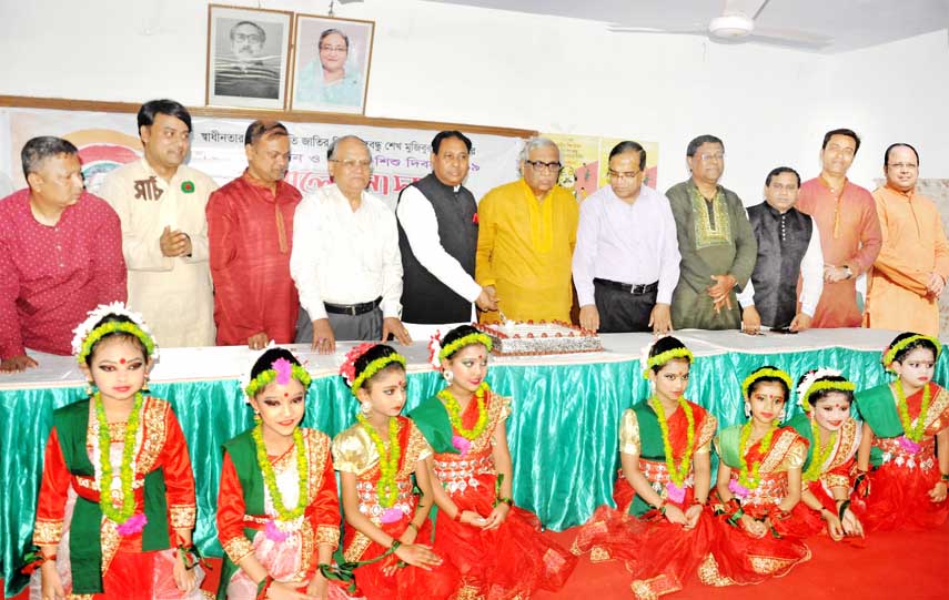 Prof Dr Anupon Sen with other guests cutting cake of Bangabandhu's 100th birthday at a children's gathering arranged by Bangabandhu Satobarshiki Udjapon Committee, Chattogarm District Unit on Sunday.