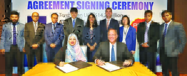 Uzma Chowdhury, Director (Corporate Finance) of PRAN-RFL Group and Christopher Thieme, Deputy Director General of ADB, signing an agreement at a hotel in the city on Tuesday. Ahsan Khan Chowdhury, Chairman and CEO of PRAN-RFL Group, Eleash Mridha, Managin