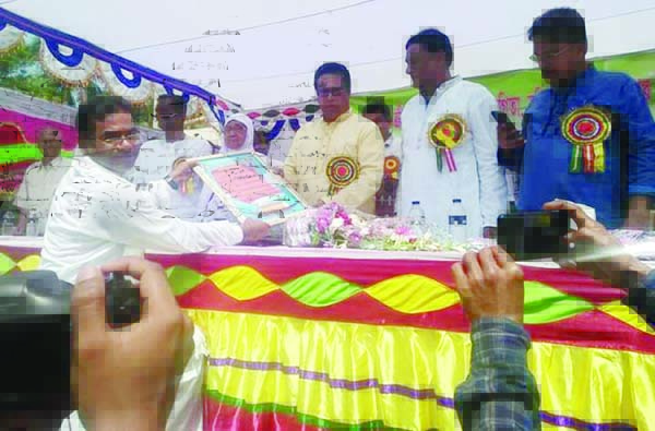 KALKINI (Madaripur): Prize giving ceremony of annual sports and inauguration of Science Fair of Shshikar High School at Kalkini Upazila was held on Saturday. Among others, Office-Secretary of Bangladesh Awami League Dr Abdus Sobhan Golap MP was presen