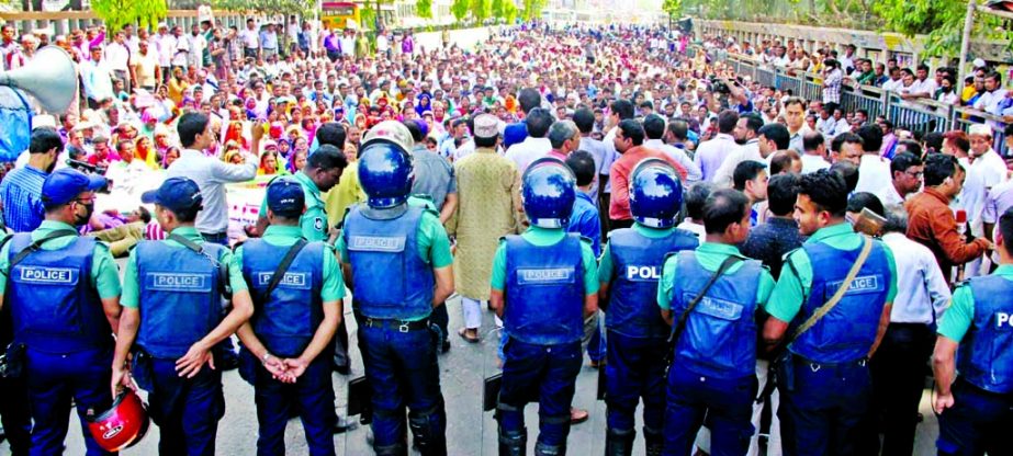 Non-MPO institutions' teachers and employees faced police obstruction when they wanted to go to the PM Office at Tejgaon on Thursday and staged sit-in programme in front of the Jatiya Press Club.