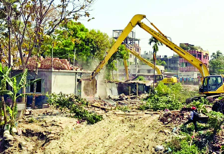 BIWTA evicting the illegal establishments at Kawandia areas on the bank of Turag River on Thursday.