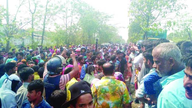 SONARGAON(Naraynaganj): Workers of Chaity Composite Ltd blockaded Dhaka- Chattogram Highway following death of a female worker Rina Akhter, 35 on Thursday.