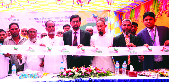 Mohammad Forkanullah, SEVP of Social Islami Bank Limited (SIBL), inaugurating its 93rd Agent Banking Outlet at Santir Hat Bazar in Char Kawnia in Noakhali on Tuesday. Md. Mashiur Rahman, Head of Agent Banking Division, senior officials of the Bank and loc