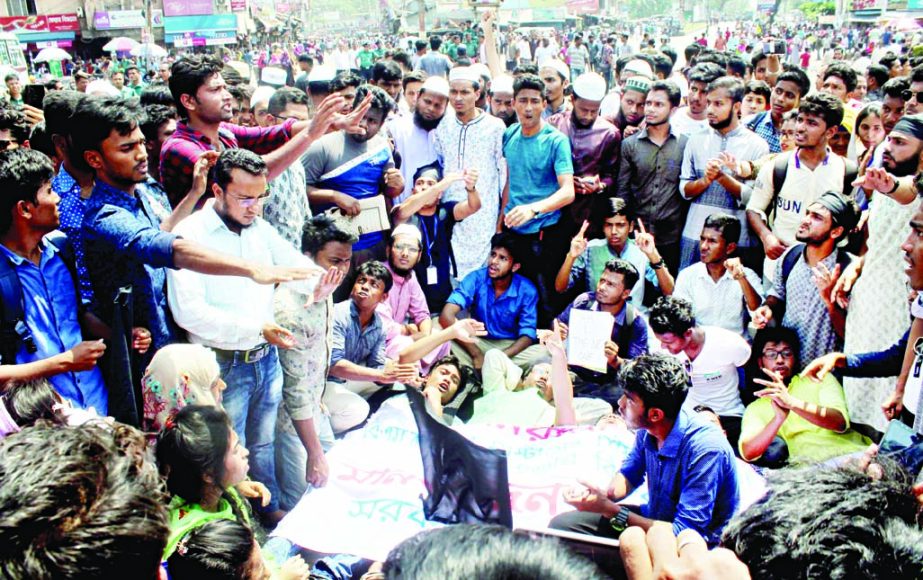 Agitated students block the Dhaka-Barishal Highway for about two hours, halting traffic, protesting the killing of their fellow Shila Halder among 7 people on Friday.