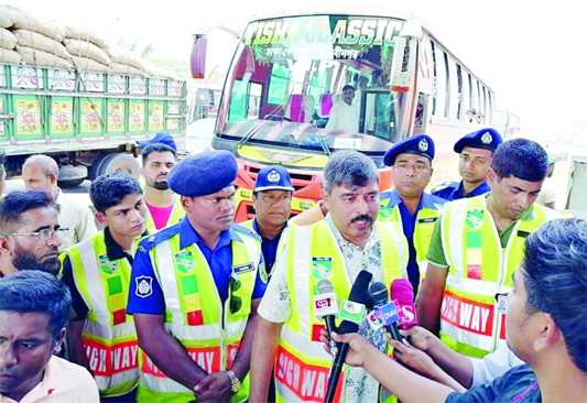SONARGAON(Narayanganj): Additional Inspector General of Highway Police Atiqul Islam addressing journalists while visiting verification of car papers and driving licenes by using the latest equipment on Dhaka-Chattogram Highway on Saturday. Among other