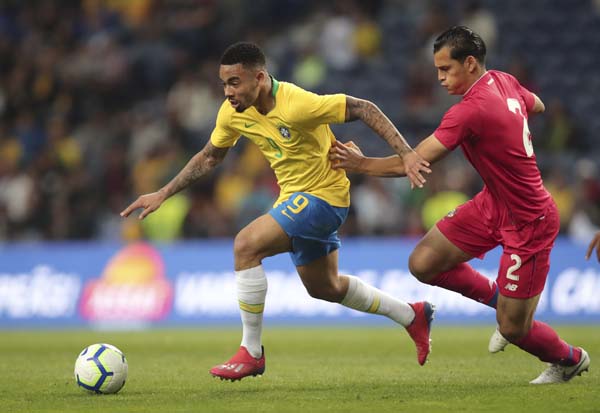 Brazil's Gabriel Jesus runs with the ball chased by Panama's Jan Carlos Vargas (right) during the friendly soccer match between Brazil and Panama at the Dragao stadium in Porto, Portugal on Saturday.