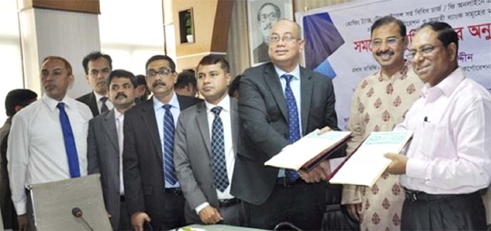 Md. Fazlur Rahman Chowdhury, Additional Deputy Managing Director of ONE Bank Limited and Shamsuddoha, Chief Executive Officer of Chattogram City Corporation sign an agreement 2019 for bill collection of Chattogram City Corporation through any branches of