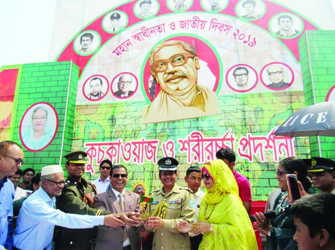 GAZIPUR: Syed Monjurul Alam, Civil Surgeon, Gazipur receiving a crest from Dr Dewan Mohammad Humayan Kabir, DC, Gazipur at a display programme in observance of the Independence and National Day on Tuesday.