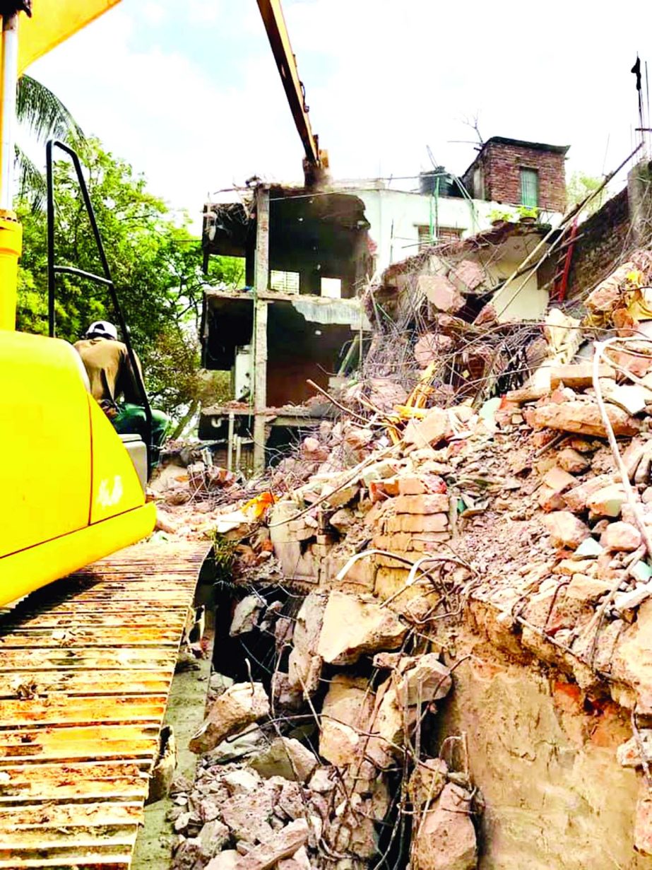BIWTA authorities dismantled about 29 illegal structures on both sides of Turag River at Kawindia area on Wednesday.