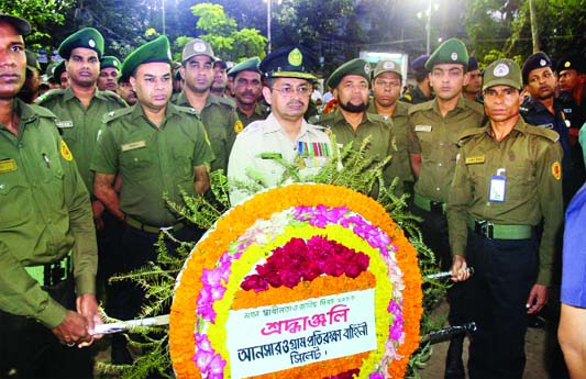NARAYANGANJ: Md Anisul Islam, Assistant Commissioner(land), Siddhirganj Revenue Circle receiving a crest from Rabbi Miah, DC, Narayanganj and Md Harun-ur- Rashid, SP, Narayangnaj at a programme marking the Independence and National Day on Tuesday.