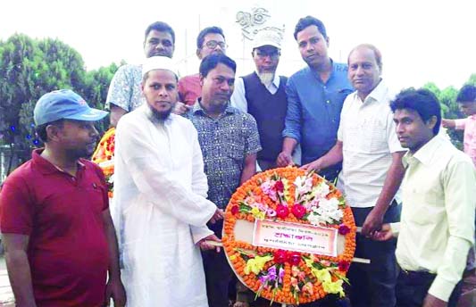 DUPCHANCHIA(Bogura): Belal Hossain, Municipality Mayor and leaders of Dupchanchia Press Club placing wreath at Shaheed Minar marking the Independence Day on Tuesday.