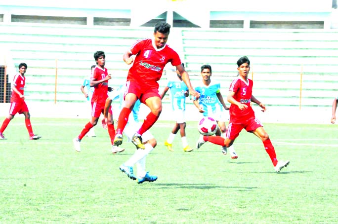 An action from the football match of the Bangladesh Championship League between Wari Club and Youngmens Club Fakirerpool at the Bir Shreshtha Shaheed Sepoy Mohammad Mostafa Kamal Stadium in the city's Kamalapur on Thursday. Wari Club won the match 2-1.