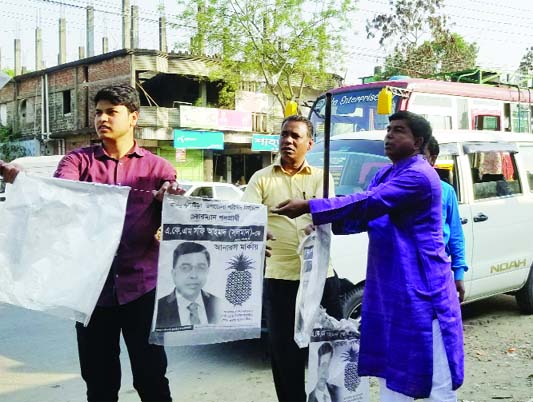 KULAURA (M'bazar) : Newly- elected Kulaura Upazila Chairman Shafi Ahmed Solman removing his own posters from different areas in Kulaura Upazila of Moulvibazar district on Thursday .