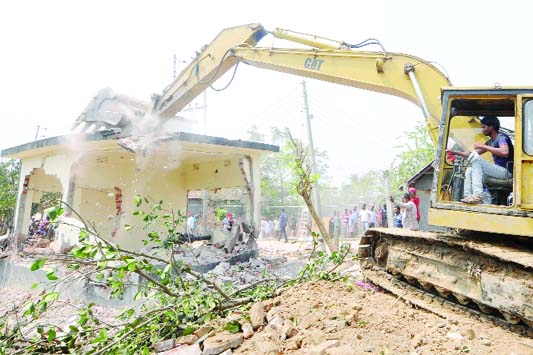 BOGURA: Illegal constructions beside Karatoya River in Bogura being evicted by District Administration on Thursday.