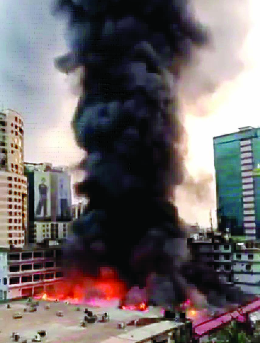 Black smoke billowing from Gulshan DNCC kitchen market as fire broke out there on Saturday morning.