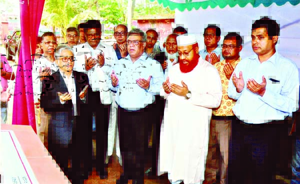 Dhaka University VC Prof Dr Md Akhtaruzzaman offering munajat after laying foundation stone of Faculty Building of Earth and Environmental Science at Curzon Hall premises on the campus yesterday
