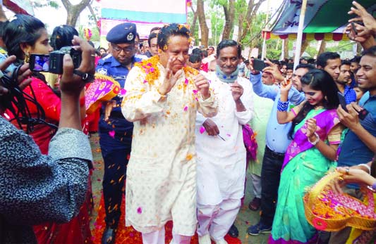 KALKINI (Madaripur): Gopalpur Union Awami League accorded a mass reception to newly-elected MP and Office-Secretary of Bangladesh Awami League at Mazidbari Bazar Bus Stand on Saturday . People from all walks of life and leaders and workers of Awami League