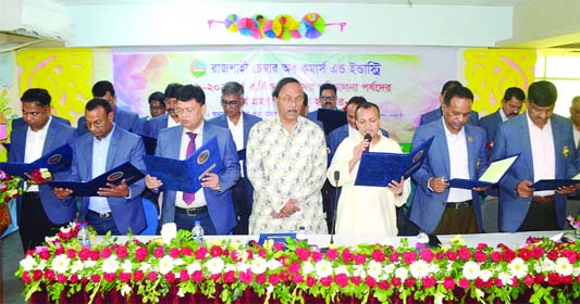 RAJSHAHI: AHM Khairuzzaman Liton, Mayor, Rajshahi City Corporation conducting the oath-taking and installation ceremony of new executive committee of Rajshahi Chamber of Commerce and Industries (RCCI) at its Conference Hall as Chief Guest on Saturday.