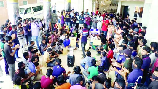 BARISHAL: Students of Barishal University observed a sit- in programme after submitting a Memorandum to the President(Chancellor) through Deputy Commissioner demanding removal of VC of the University yesterday.