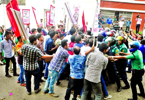 A procession towards the Ministry of Mineral Resources brought out by Gana Sanghati Andolan protesting move to increase gas price was intercepted by police near the Secretariat on Wednesday.