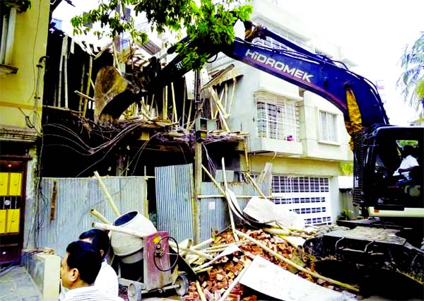 RAJUK demolishing the extended and illegal part of a building in Jhoot Potty area of city's Mirpur Section- No. 10 on Monday.