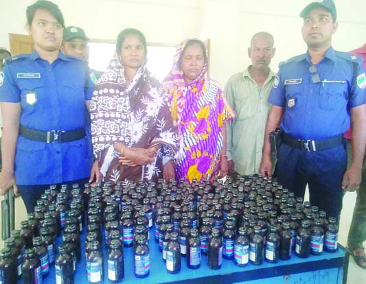 JHENIDAH : Court Chandpur police arrested three drug traders including two women yesterday .