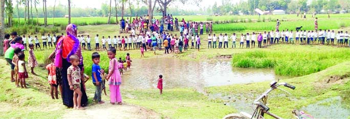 GAIBANDHA: Locals with students of different educational institutes formed a human chain at Ramjeeb Union demanding step to build a bridge over Langa Canal at Sundarganj Upazila on Sunday.