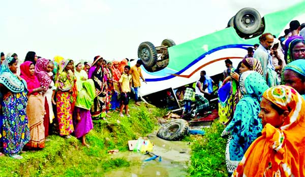 Eight people were killed and 30 others injured as bus plunges into a roadside ditch on Bogura-Jashore Road at Baniapara on Friday.