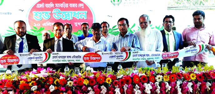 Ahmed Firoz Kabir, MP of Pabna-2, inaugurating an Agent Banking Outlet of Islami Bank Bangladesh Limited, at Satbaria Bazar of Sujanagar Upazila in Pabna recently as as chief guest. Md. Kawsar ul Alam, EVP of the Bank and local elites were also present.