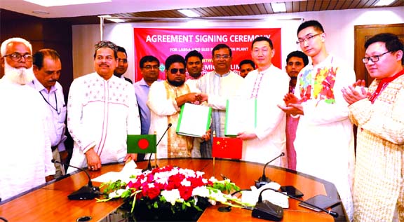Md Nazrul Islam, Managing Director of WATA Chemicals Limited and Li Shu Min, on behalf of Weixia Science Technology Limited, China exchanging an agreement signing document to set up LABSA and Poly Aluminum Chloride (PAC) plant at a hotel in the city on Su
