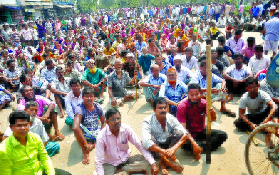 Jute mill workers across the country again started 90-hour strike, blocking railway, roads from Monday to press home their nine-point demands including payment of arrears and implementation of wage commission. This photo was taken from near Demra Staff Qu