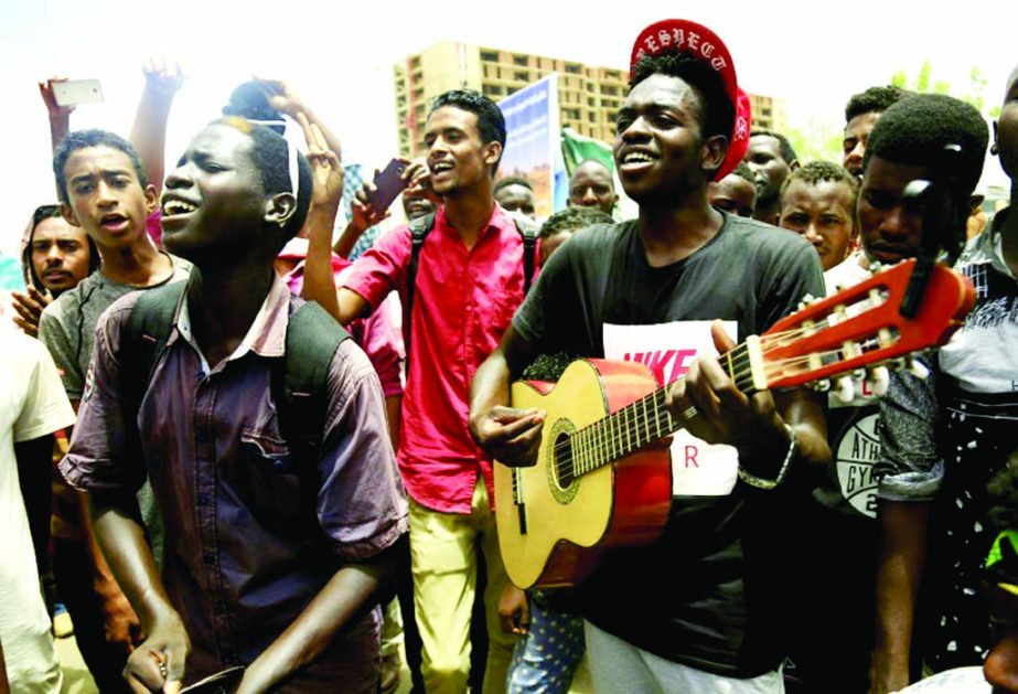 Sudanese demonstrators have attempted to maintain the festival mood of the demonstrations despite mounting fear of action by the army to disperse their sit-in.