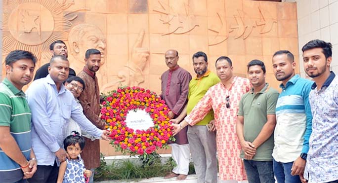 Leaders of Tanti League, Chattogram City Unit placing wreath at the mural of Bangabandhu at Chatogarm Press Club marking the Mujibnagar Day on Wednesday.