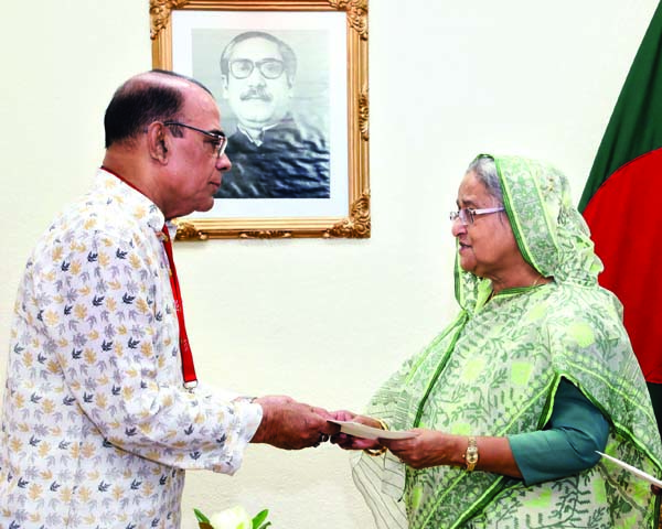 Prime Minister Sheikh Hasina handing over cheque of financial help from her relief fund for treatment of film actor Ahammed Sharif couple at Prime Minister's Office on Thursday. BSS photo