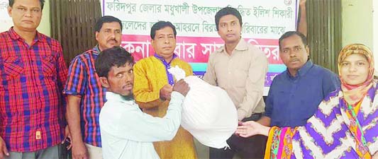 MADHUKHALI(Fraidpur): Mirza Moniruzzaman Bachchu, Chairman and Md Mustafa Monowar, UNO, Madhukhali Upazila distributing raw food items among the hilsa fishermen at the Upazila on Wednesday.