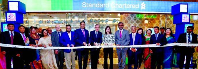 Robert Chatterton Dickson, British High Commissioner to Bangladesh along with Judy Hsu, Regional CEO (ASEAN & South Asia) of Standard Chartered Bank, inaugurating its new branch at city's Gulshan- 2 area recently. Senior officials from Standard Chartered