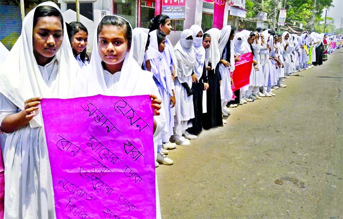 Hundreds of girl students of various institutions at Sonagazi joined a large human chain formed for quick trial and demanded capital punishment to killers of Nusrat Jahan Rafi on Saturday.