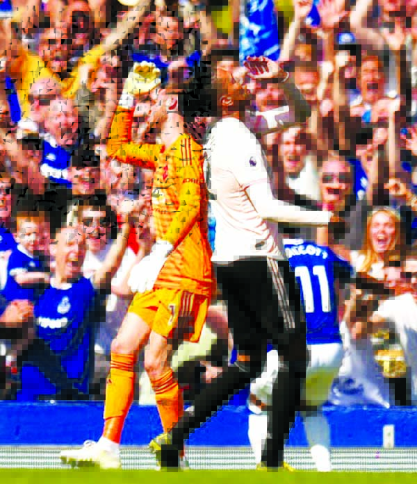 Manchester United goalkeeper David de Gea (left) and defender Chris Smalling (right) react after Theo Walcott scores Everton's fourth goal at Goodison Park on Sunday.