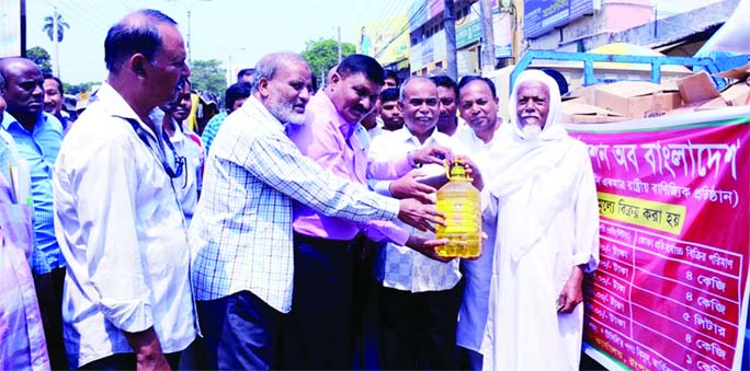 RANGPUR: Mostafizur Rahman Mostafa, Mayor , Rangpur City Corporation inaugurating selling of essential commodities of Trading Corporation of Bangladesh(TCB)at a function held on City Bhaban premises as Chief Guest on Tuesday afternoon.