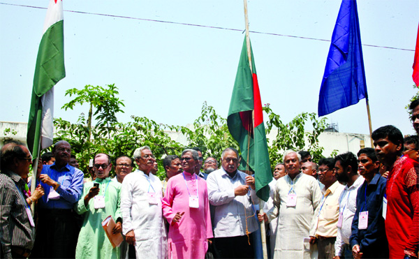 Ganoforum President Dr. Kamal Hossain along with party colleagues hoisting national and party flags at Mahanagar Natyamancha in the city on Friday on the occasion of its council.
