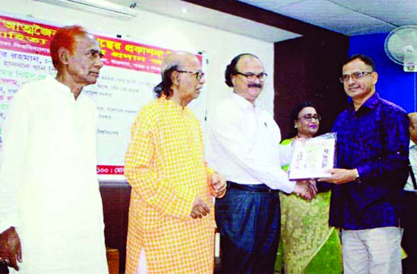 Vice-Chancellor of Jagannath University Dr. Mizanur Rahman handing over literary award to rhyme writer Brig Gen Salahuddin at the literary award distribution ceremony organised by Lekhaprokash in RC Majumder Auditorium of Dhaka University on Friday.