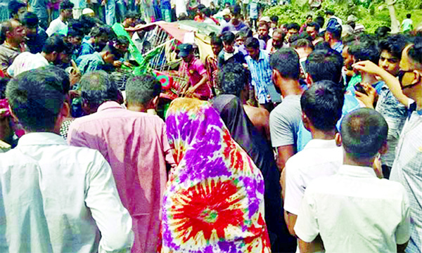 Six persons were killed as a passenger bus collided head-on with a CNG at Kakoirtala Bazar area in Shahrasti upazila in Chandpur on Sunday.