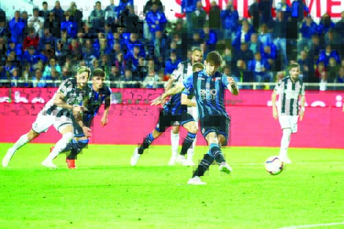 Atalanta's Marten De Roon scores from the penalty spot his side's opening goal during the Serie A soccer match between Atalanta and Udinese at the Atleti Azzurri d'Italia stadium in Bergamo, Italy on Monday.