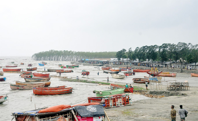 People are rushing towards the risky shelter center at Kattily Rasmoni in Chattogram for cyclone 'Fani' yesterday.