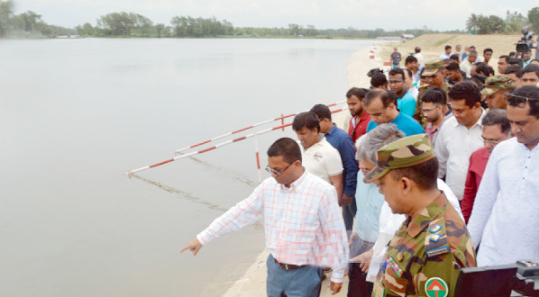 Deputy Minister of Water Resources AKM Enamul Hoque Shamim along with other senior govt officials seen inspecting the newly constructed embankment in Halda on Thursday.