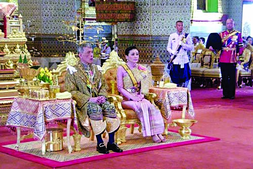 This screengrab from Thai TV Pool video taken on May 4, 2019 shows Thailand's King Maha Vajiralongkorn as he was crowned during his coronation in Bangkok. Internet photo